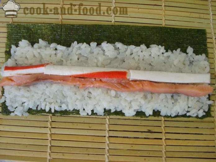 Sushi ruller med krabbe stokker og rød fisk - matlaging sushi ruller hjemme, steg for steg oppskrift bilder