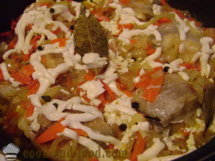 En deilig oppskrift brotoly stuet med løk og grønnsaker - matlaging brotola fisk under majones, en trinnvis oppskrift bilder