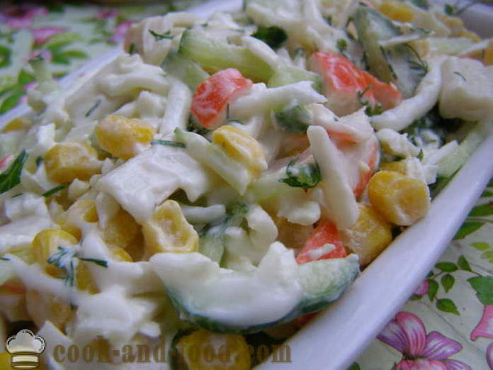 Deilig krabbe salat med korn og egg - hvordan du koker krabbe salat med mais rask og velsmakende, med en trinnvis oppskrift bilder