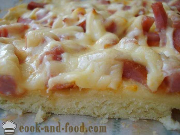 Hjemmelaget pizza med pølse og ost i ovnen - hvordan å lage pizza hjemme, trinnvis oppskrift bilder