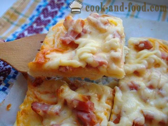 Hjemmelaget pizza med pølse og ost i ovnen - hvordan å lage pizza hjemme, trinnvis oppskrift bilder