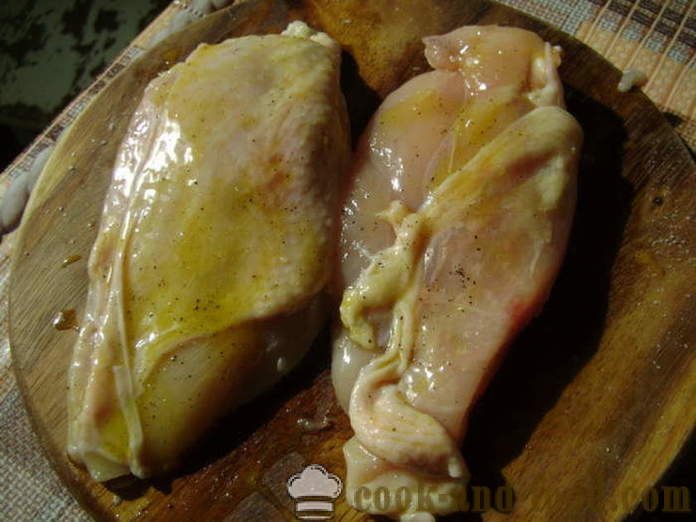 Kyllingbryst med lag med omelett i en panne - hvordan du koker kylling brystene under en pels for middag, med en trinnvis oppskrift bilder