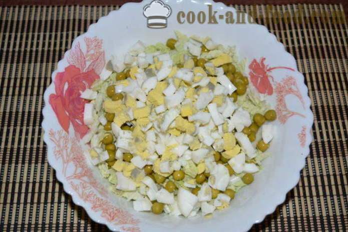 En enkel salat med kinakål, skinke og erter - hvordan å forberede en salat av kinakål og skinke, en trinnvis oppskrift bilder