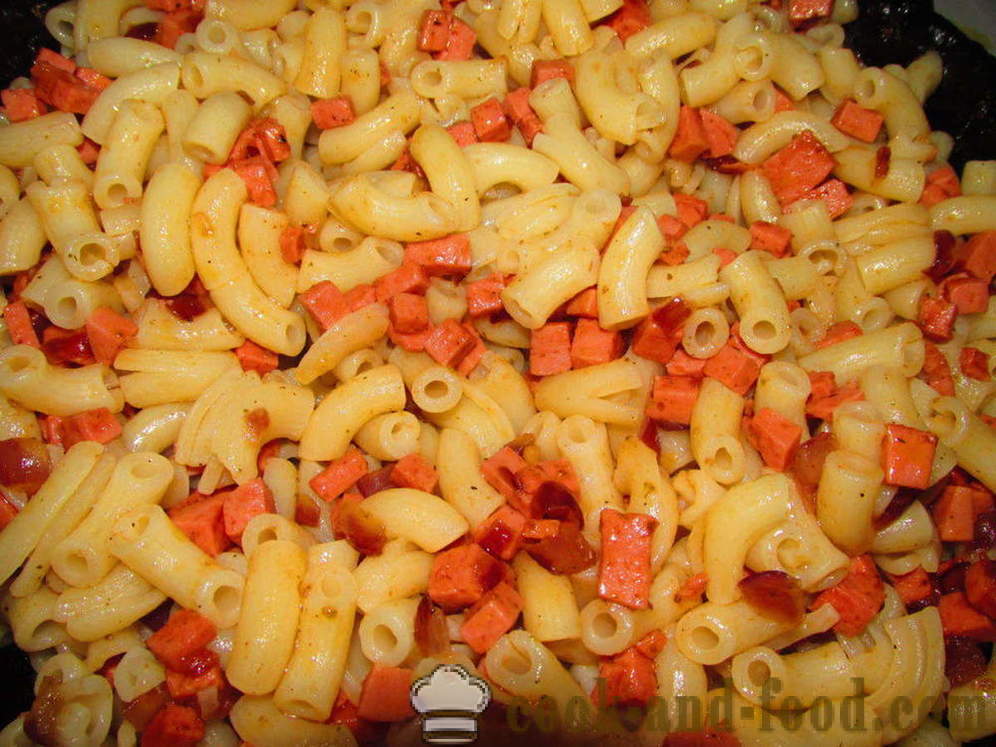 Pasta nautically med pølse i en stekepanne - hvordan å lage mat velsmakende pasta med pølse, en trinnvis oppskrift bilder