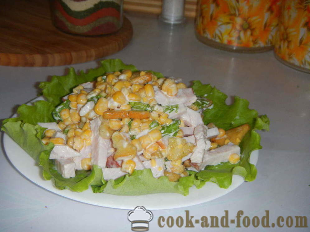 En deilig salat med krutonger og mais - hvordan å forberede en salat med krutonger og mais raskt, steg for steg oppskrift bilder