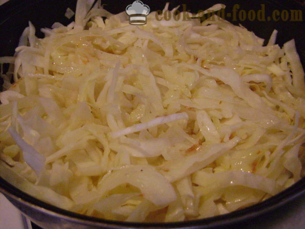 Stekt kål med poteter, kylling og sopp - både velsmakende å lage mat stuet kål, trinnvis oppskrift bilder