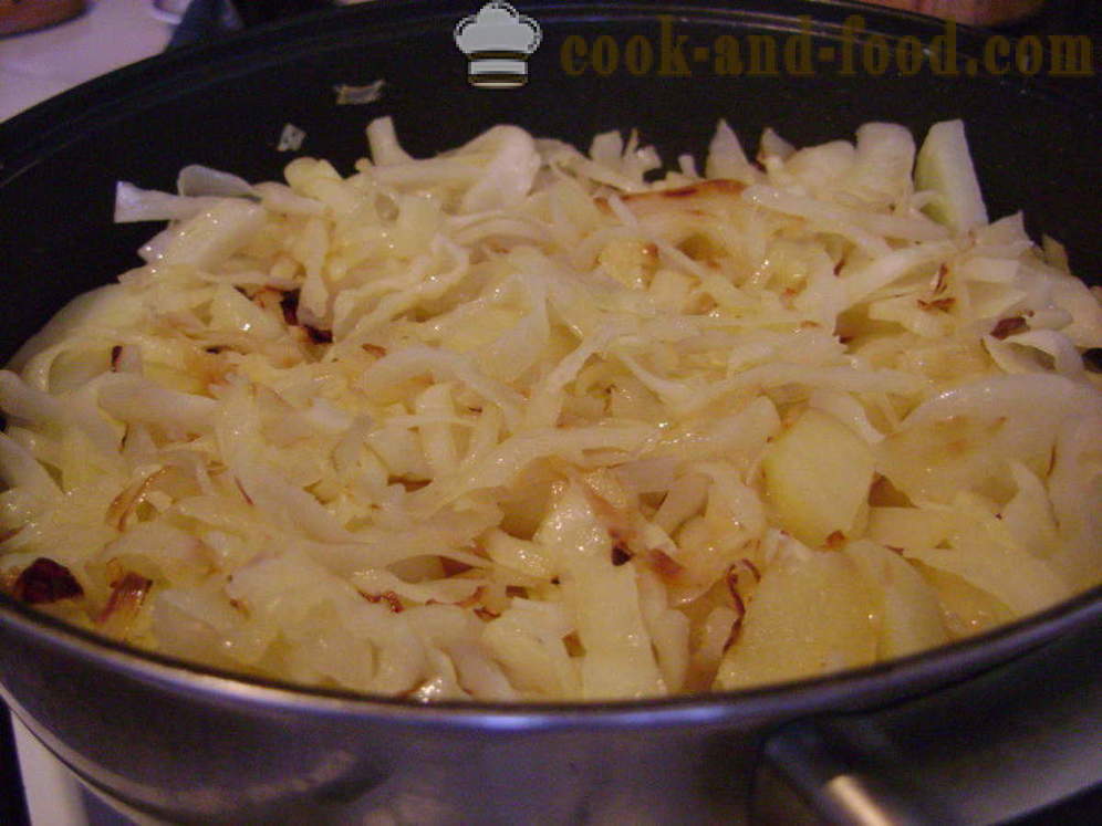 Stekt kål med poteter, kylling og sopp - både velsmakende å lage mat stuet kål, trinnvis oppskrift bilder