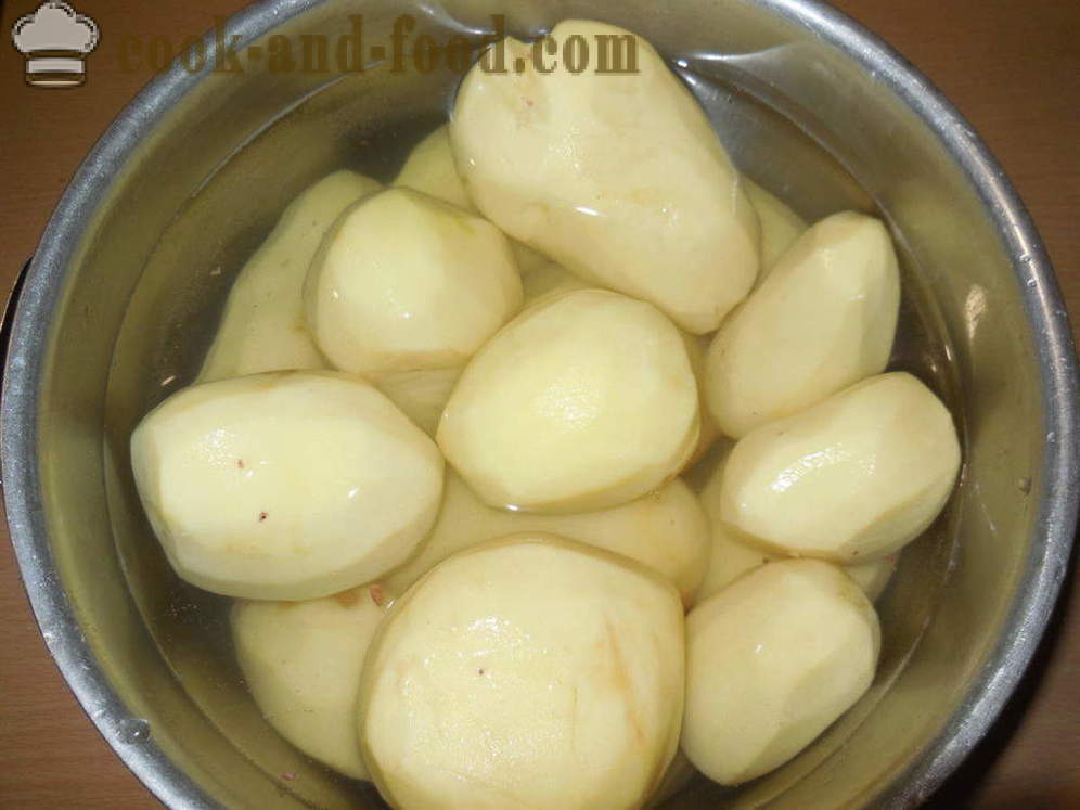 Kylling lår med poteter i ovnen - hvordan å lage en deilig kylling lår med poteter, en trinnvis oppskrift bilder