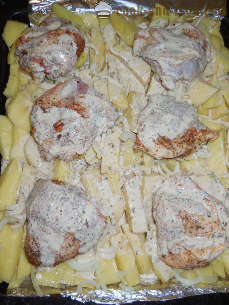 Kylling lår med poteter i ovnen - hvordan å lage en deilig kylling lår med poteter, en trinnvis oppskrift bilder