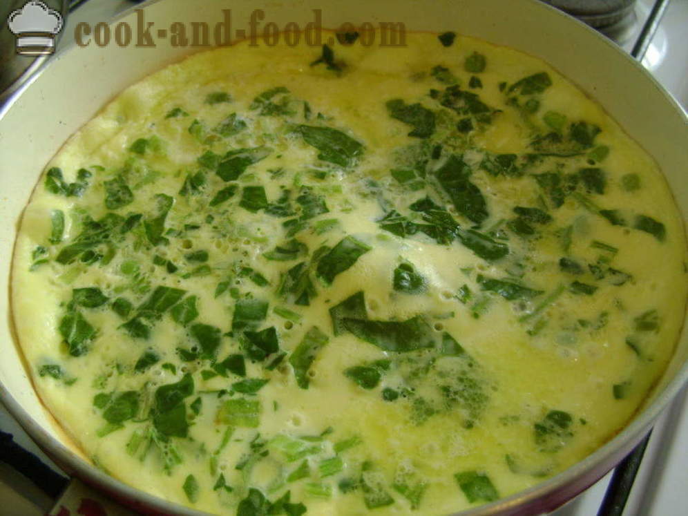 Frodige eggerøre med melk, spinat og erter - hvordan å lage en fluffy omelett i en gryte, med en trinnvis oppskrift bilder