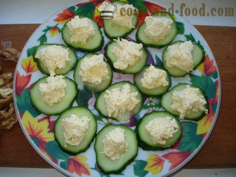 En snack av ost, agurk og valnøtter - hvordan å forberede en rask matbit, en trinnvis oppskrift bilder