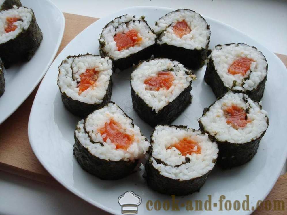 Sushi ruller med ris og rød fisk - hvordan å lage sushi ruller hjemme, trinnvis oppskrift bilder