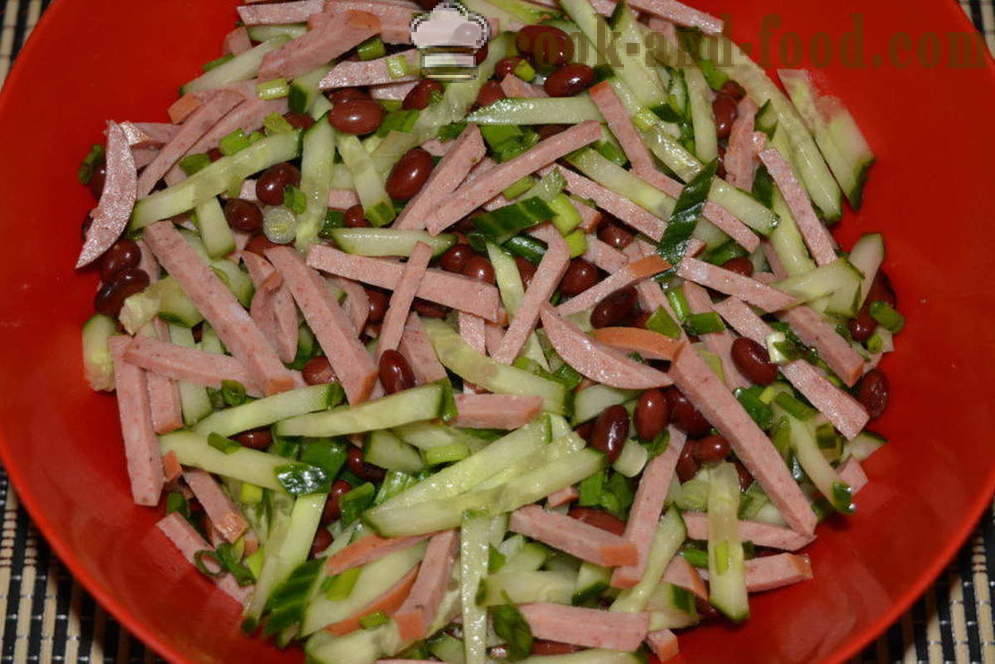 Salat med røde bønner og hermetisert pølse - Hvordan forberede en salat med bønner og røkt pølse, en trinnvis oppskrift bilder