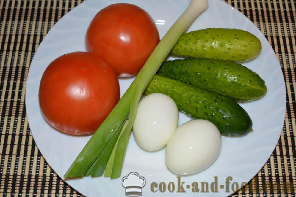 Enkel salat av friske agurker og tomater med egg og purre - hvordan du koker grønnsaker salat med majones, en trinnvis oppskrift bilder