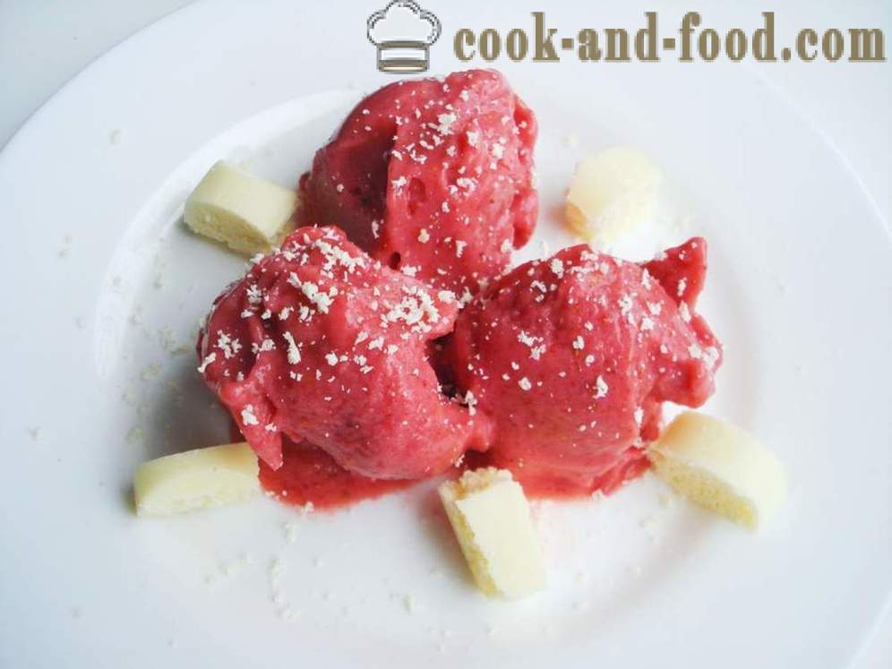 Kremet jordbæris fra frossen frukt og kondensert melk - hvordan å gjøre raske hjemmelaget iskrem med jordbær, en trinnvis oppskrift bilder