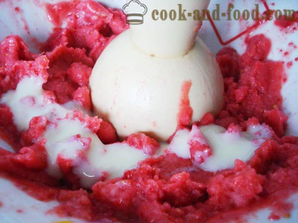 Kremet jordbæris fra frossen frukt og kondensert melk - hvordan å gjøre raske hjemmelaget iskrem med jordbær, en trinnvis oppskrift bilder