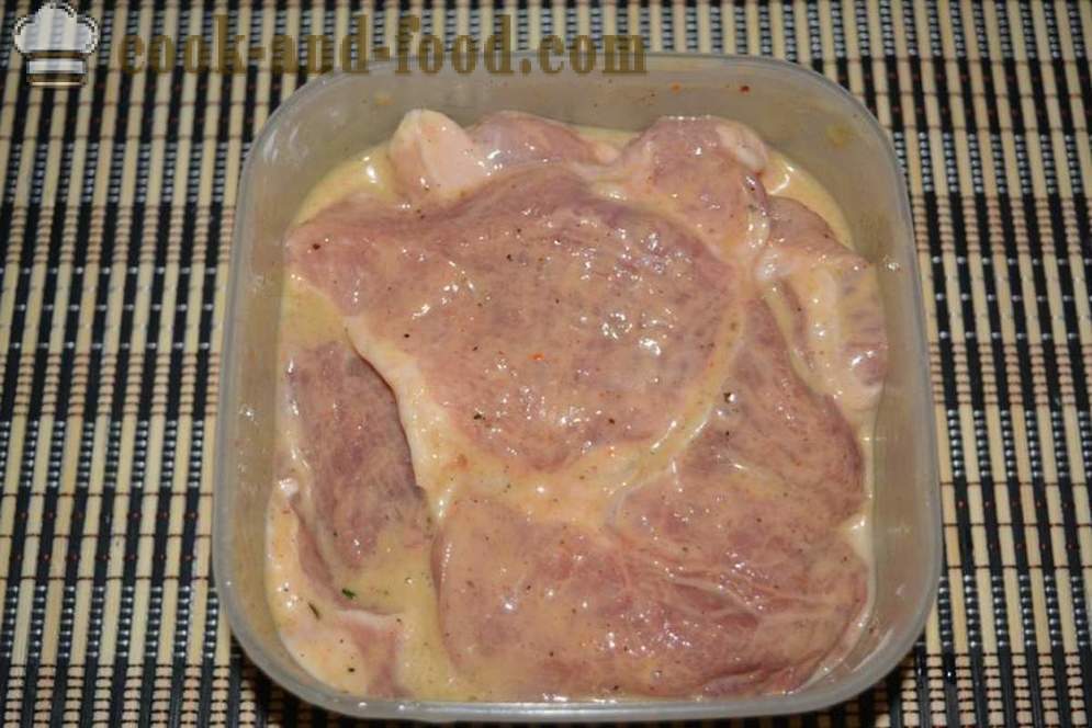 Svinekjøtt bakt i ovnen med sopp og ost - som svinekjøtt stek i ovnen, med en trinnvis oppskrift bilder