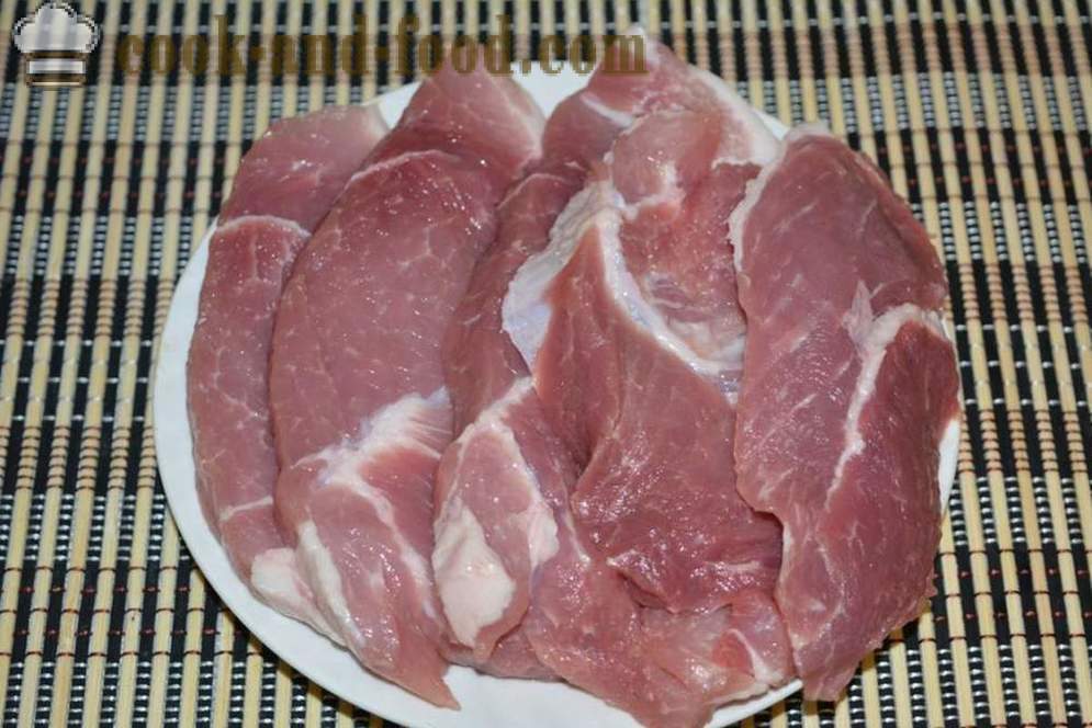 Svinekjøtt bakt i ovnen med sopp og ost - som svinekjøtt stek i ovnen, med en trinnvis oppskrift bilder