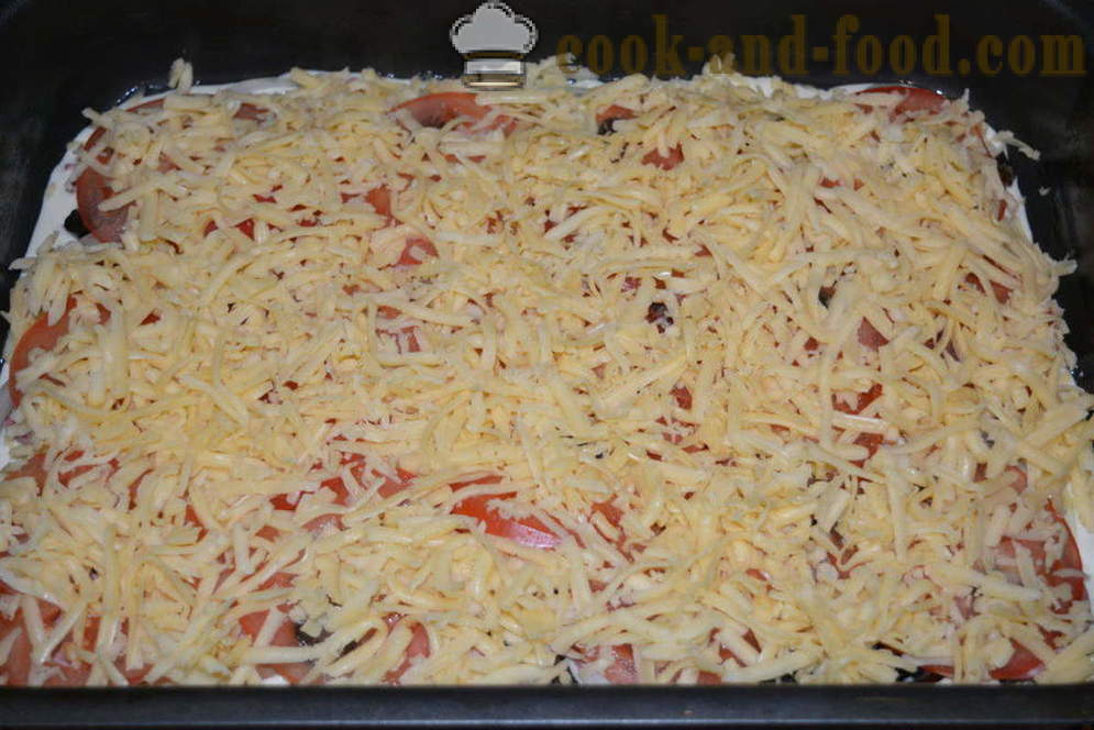 Rask pizza med rømme og majones saus med pølse og sopp - hvordan å lage en pizza hjemme i ovnen, med en trinnvis oppskrift bilder