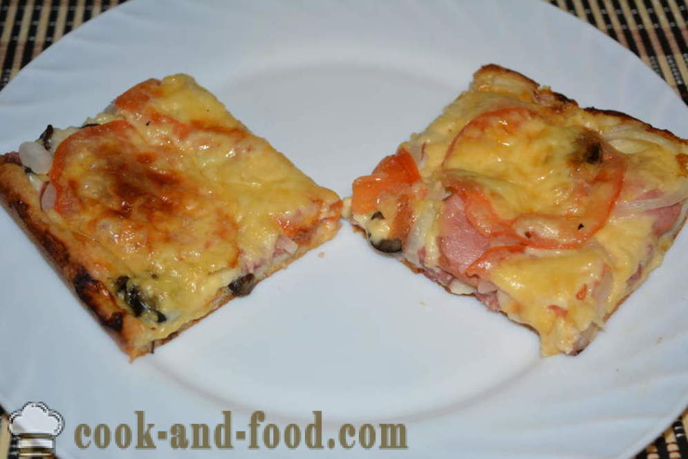Rask pizza med rømme og majones saus med pølse og sopp - hvordan å lage en pizza hjemme i ovnen, med en trinnvis oppskrift bilder