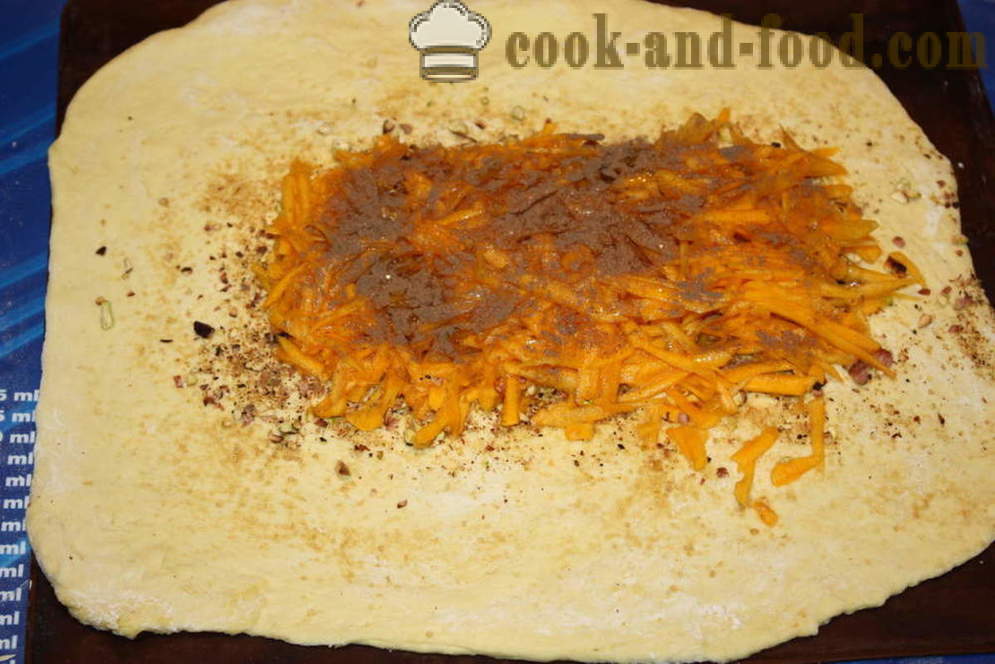 Gjær kake med gresskar -lignende lage gresskar pai i store sprang, med en trinnvis oppskrift bilder