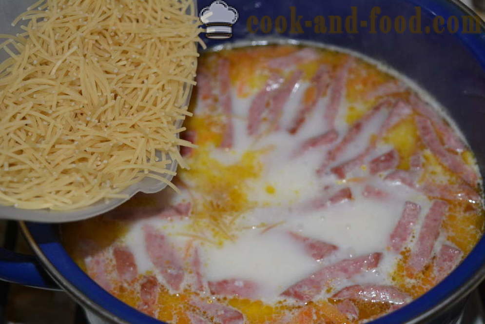 Cheese suppe med smeltet ost, pasta og pølse - hvordan å lage ost suppe med bearbeidet ost, en trinnvis oppskrift bilder