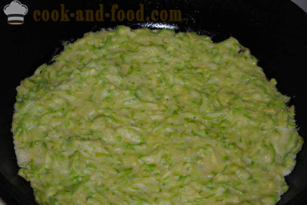 Vegetabilsk kake av zucchini fylt med gulrot, squash hvordan å lage en kake, trinnvis oppskrift bilder