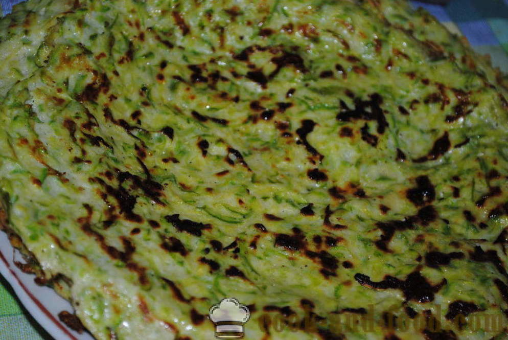 Vegetabilsk kake av zucchini fylt med gulrot, squash hvordan å lage en kake, trinnvis oppskrift bilder