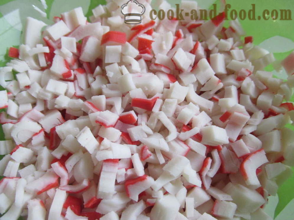 Enkelt lagdelte salat med krabbe pinner - hvordan å forberede en salat med krabbe pinner, en trinnvis oppskrift bilder