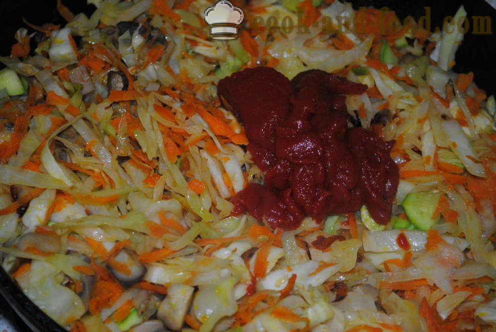 Stekt kål med sopp og tomatpuré i en panne - hvordan å lage en deilig lapskaus av kål, en trinnvis oppskrift bilder