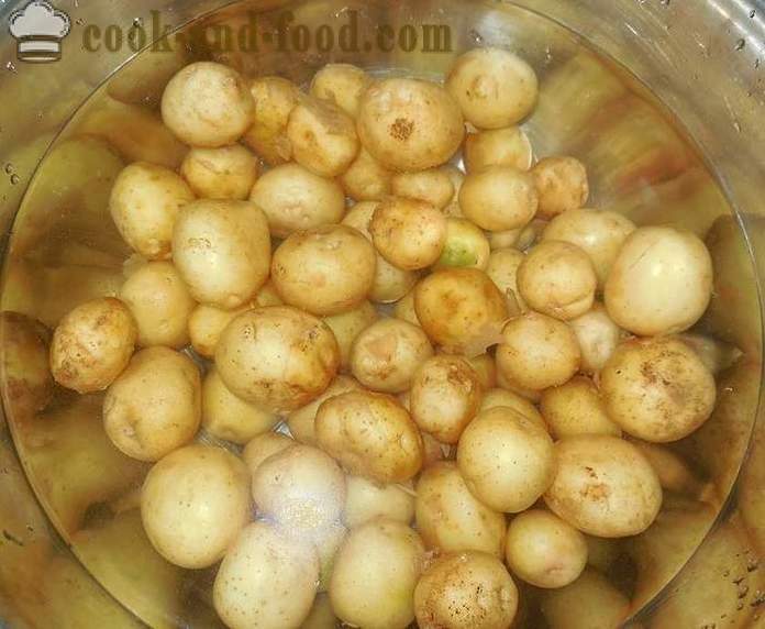 Små nypoteter stekt hele i en panne med hvitløk og dill - hvordan du rengjør og lage en liten nye poteter, oppskrift med bilde