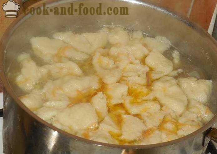 Suppe med melboller i kjøttkraft - Hvordan lage dumplings egg og mel - en trinnvis oppskrift bilder