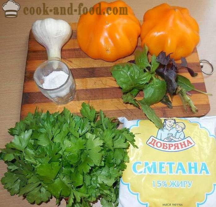 En enkel og deilig salat av friske tomater med rømme, hvitløk og basilikum - Hvordan koke tomatsalat - oppskrift med bilder - steg for steg