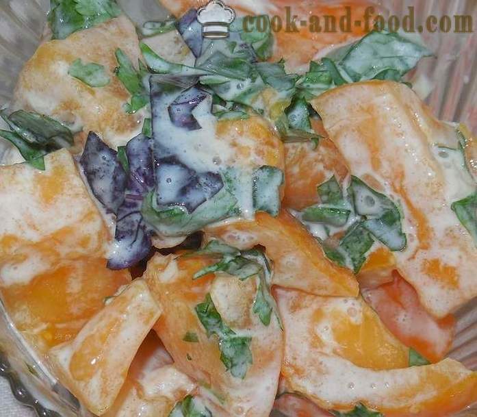 En enkel og deilig salat av friske tomater med rømme, hvitløk og basilikum - Hvordan koke tomatsalat - oppskrift med bilder - steg for steg