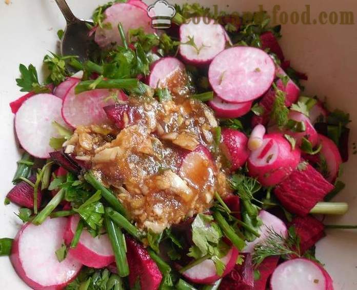 Syltede reddiker med rødbeter og vårløk - velsmakende salat av reddik - oppskriften med et bilde