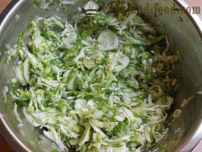 Delicious salat av ung kål og agurker med eddik og solsikkeolje - en trinnvis oppskrift bilder