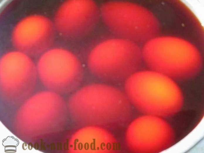 Hvordan male eggene i løk skinn med et mønster eller jevnt - oppskriften med et bilde - trinn gjennom den riktige fargen på egg løk skins