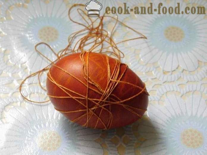 Hvordan male eggene i løk skinn med et mønster eller jevnt - oppskriften med et bilde - trinn gjennom den riktige fargen på egg løk skins