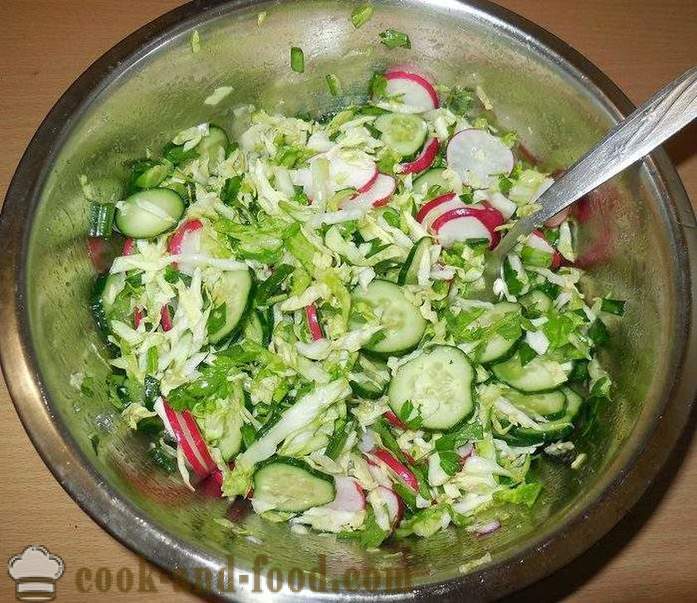 Enkel og deilig våren salat av kål, reddik og agurk uten majones - hvordan å gjøre en fjær salat med en trinnvis oppskrift bilder