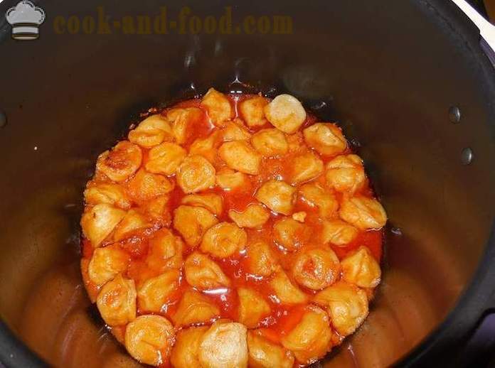 Dumplings i multivarka stuet i en saus av rømme og tomat - hvordan å lage dumplings i multivarka - en enkel oppskrift med et bilde