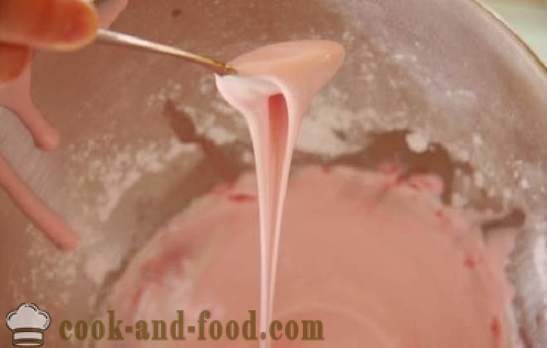 Rå hvitt og farge glasur - en oppskrift hvordan man skal fremstille glasur av pulverisert sukker og proteiner