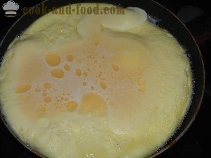 Deilig luft omelett med rømme i en panne - hvordan å lage eggerøre med ost, en oppskrift steg for steg med bilder.