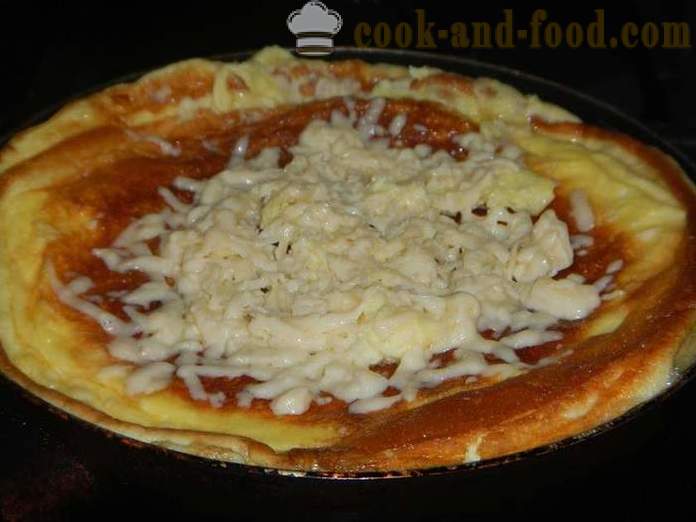 Deilig luft omelett med rømme i en panne - hvordan å lage eggerøre med ost, en oppskrift steg for steg med bilder.