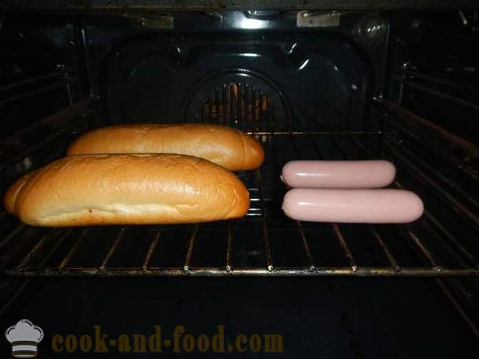Deilig hjemmelaget hot dog - hvordan å lage en varm hund, en trinnvis oppskrift med bilder.