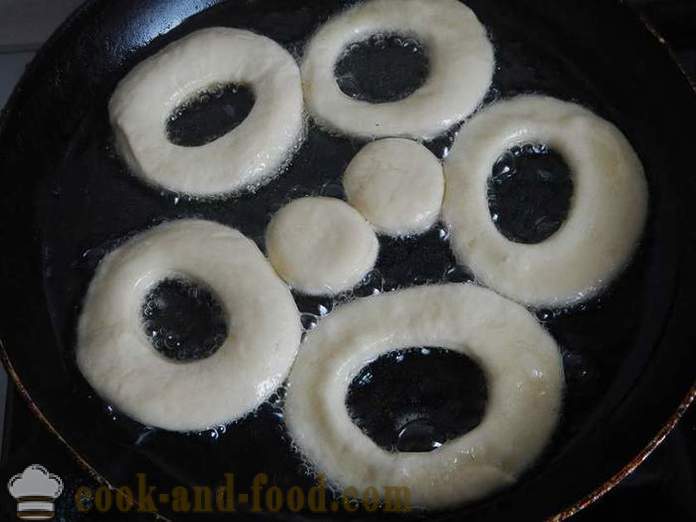 Fastetiden søte smultringer på gjær og vann, stekt i en panne - som kokk donuts i gjær, oppskrift med bilde