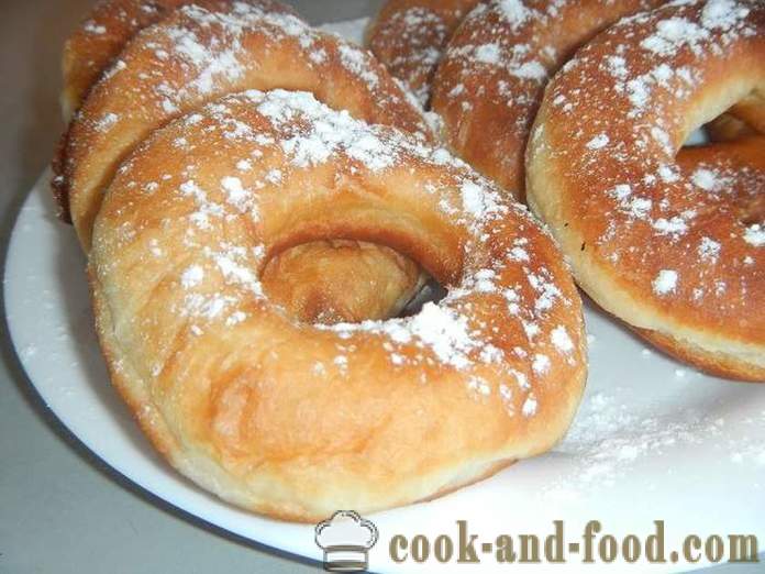 Fastetiden søte smultringer på gjær og vann, stekt i en panne - som kokk donuts i gjær, oppskrift med bilde