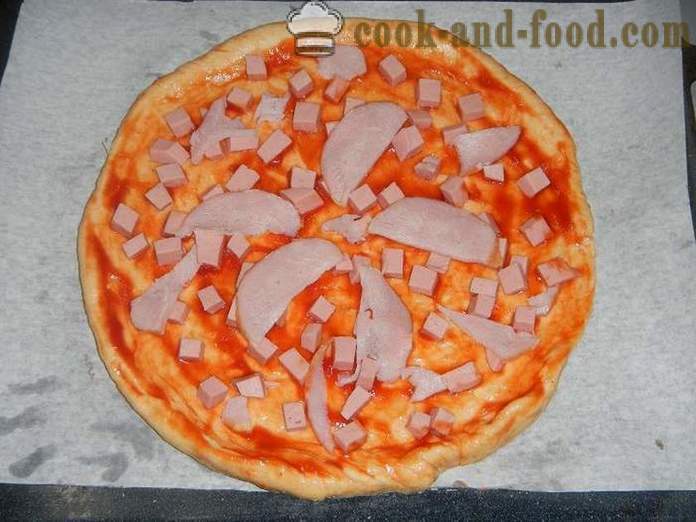 Hjemmelaget pizza i ovnen - en trinnvis oppskrift med et bilde av deilig pizza gjærdeig