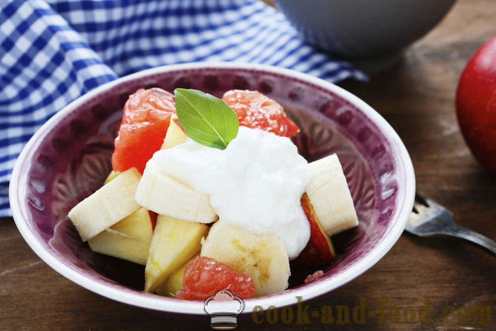 Utmerket frokost: fruktsalat med yoghurt