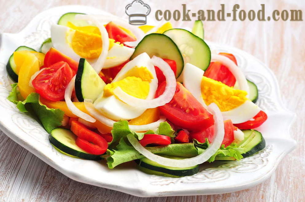 Serveres ved bordet salat av tomater, agurker og egg - video oppskrifter hjemme